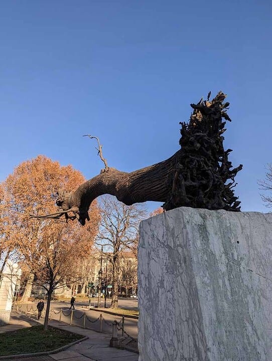 Torino scultura albero rotto