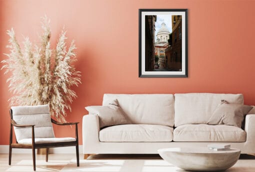 While the warm color of the facades in this shot enhances the orange toned walls, the room’s ivory decor accentuates the presence of the dominant dome.